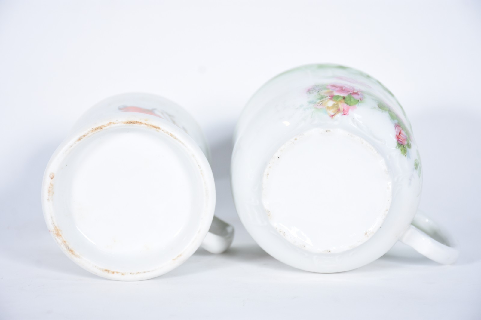 Duas caneca/xícara de porcelana, uma decorada com carro antigo e... - foto 4 de 4