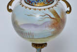 Pequena ânfora de porcelana com cena romântica ... - Pequena ânfora de porcelana com cena romântica em policromia, guarnição em cloisoné e bronze, alt.22 cm.