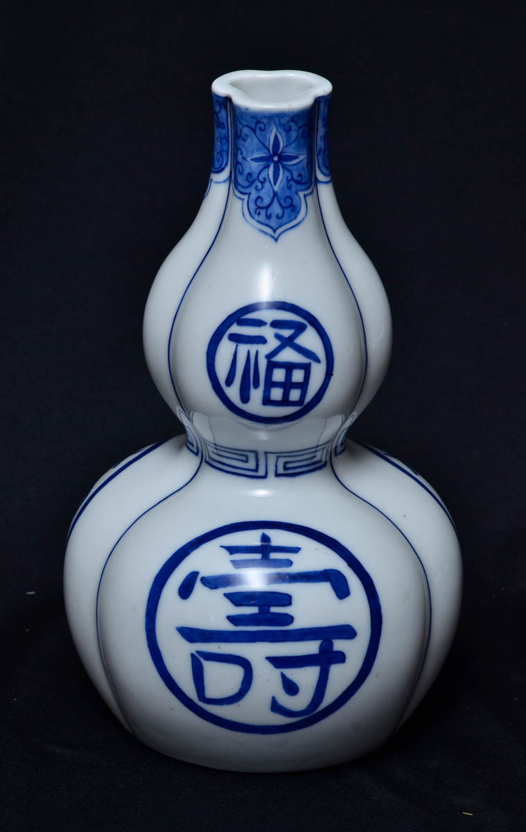 Bilha de porcelana japonesa, com ideogramas, na cor azul e branca...