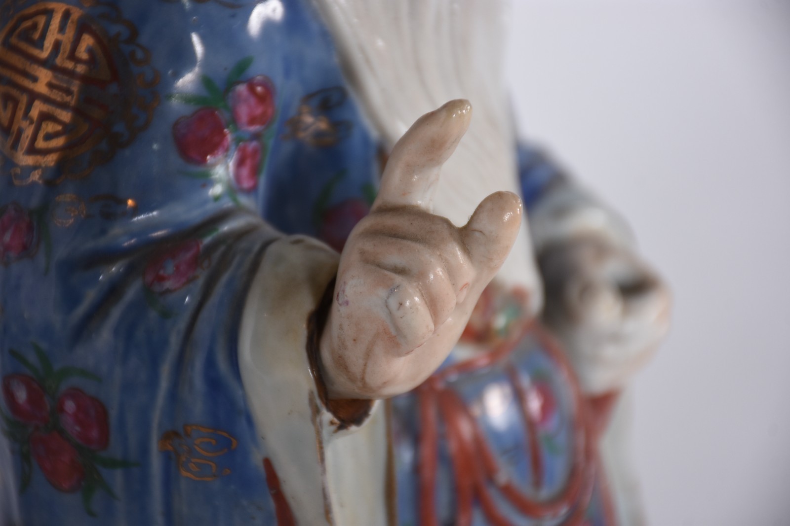 Estatueta de porcelana oriental policromada representando velho... - foto 3 de 7