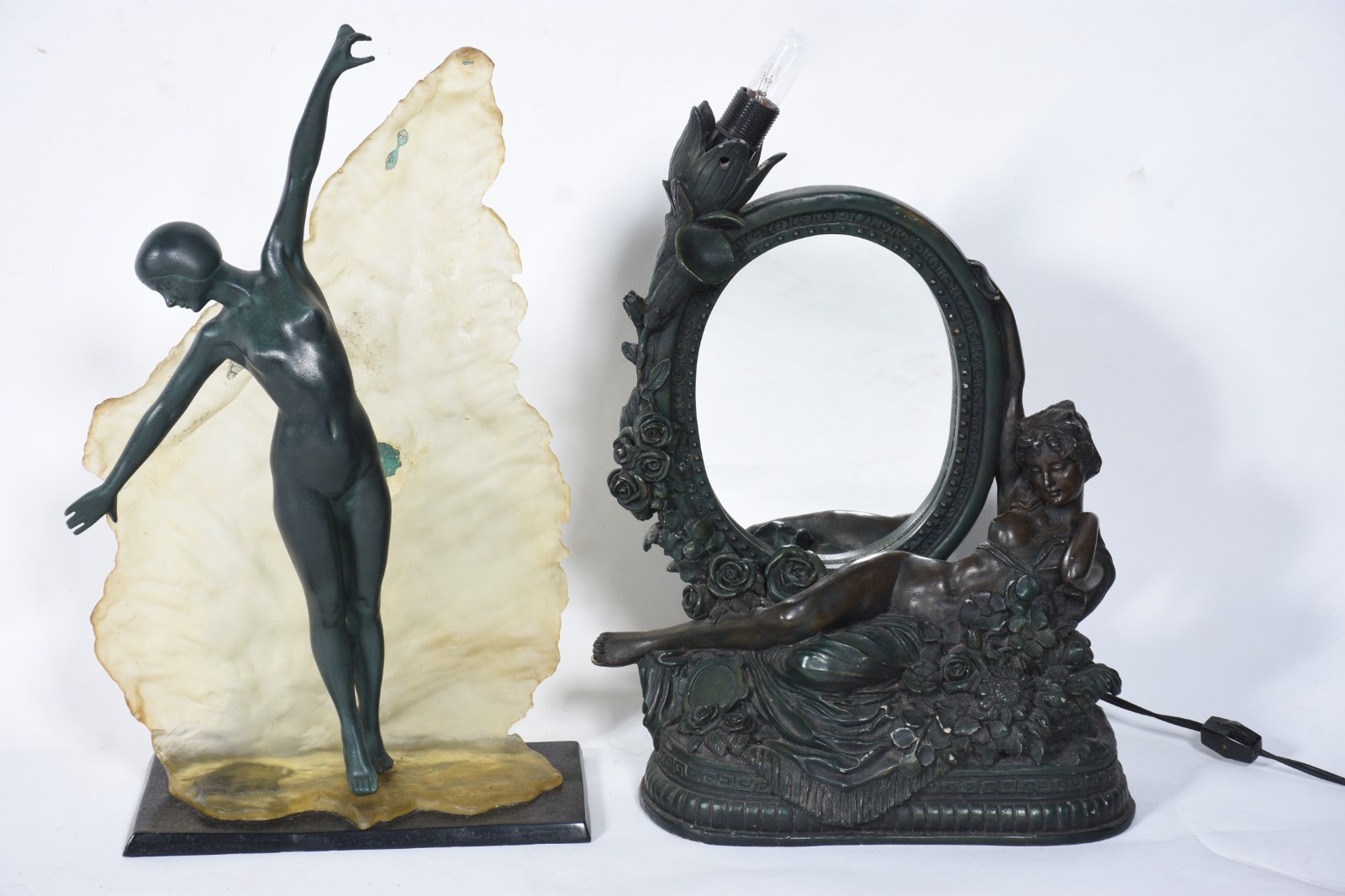 Duas peças de resina, sendo escultura representando figura feminina... - foto 1 de 6