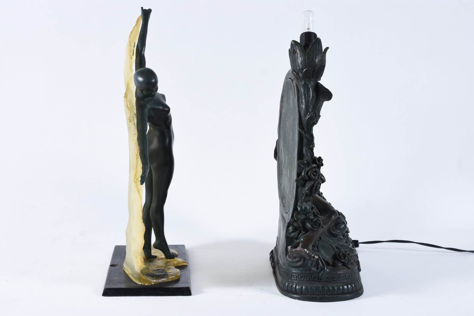 Duas peças de resina, sendo escultura representando figura feminina... - foto 2 de 6