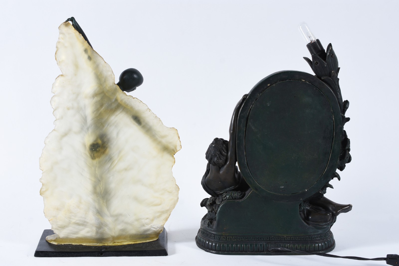 Duas peças de resina, sendo escultura representando figura feminina... - foto 3 de 6