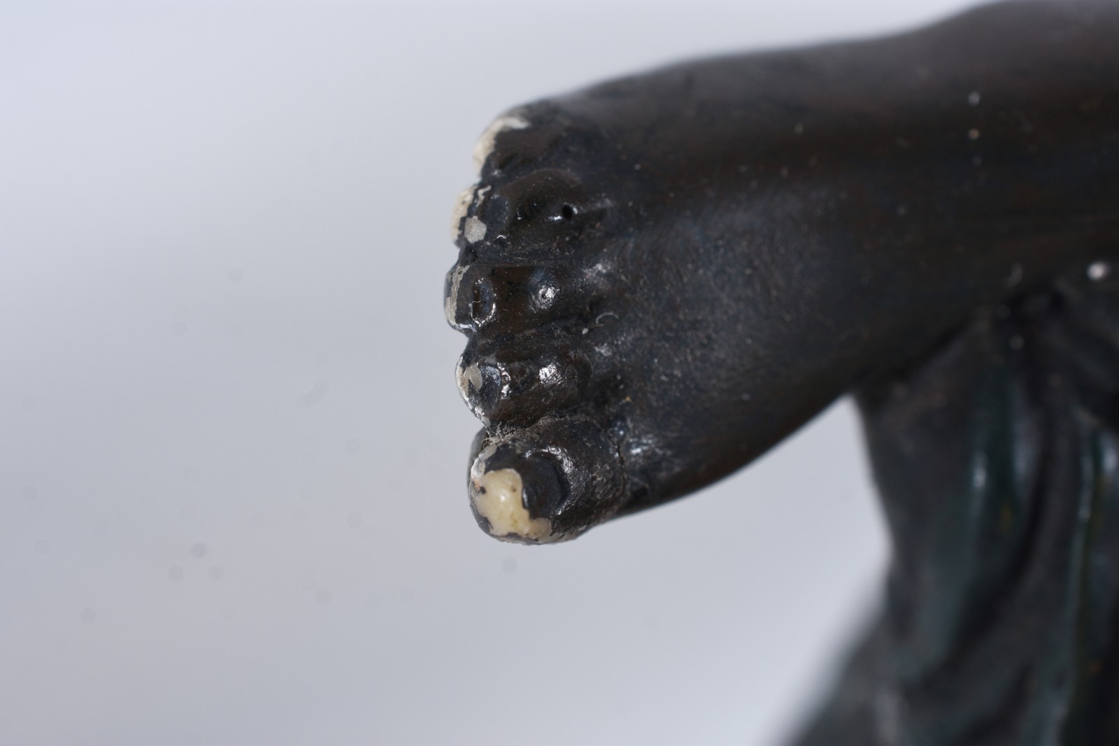 Duas peças de resina, sendo escultura representando figura feminina... - foto 5 de 6