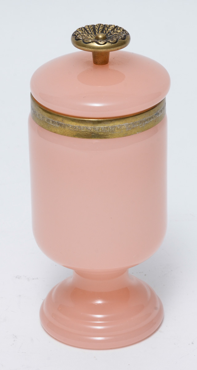 Potiche de opalina com bronze.