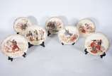 Conjunto com 7 pratos de faiança europeia decor... - Conjunto com 7 pratos de faiança europeia decorados com figuras de militares em cenas de diversas batalhas.