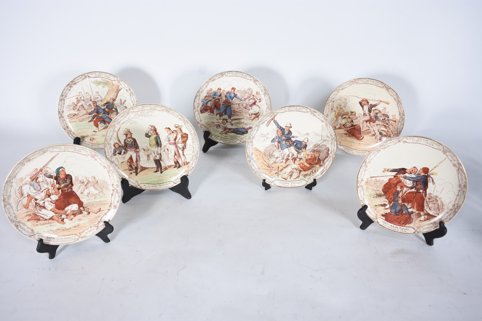 Conjunto com 7 pratos de faiança europeia decorados com figuras de... - foto 1 de 4