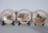 Conjunto com 7 pratos de faiança europeia decor... - Conjunto com 7 pratos de faiança europeia decorados com figuras de militares em cenas de diversas batalhas.