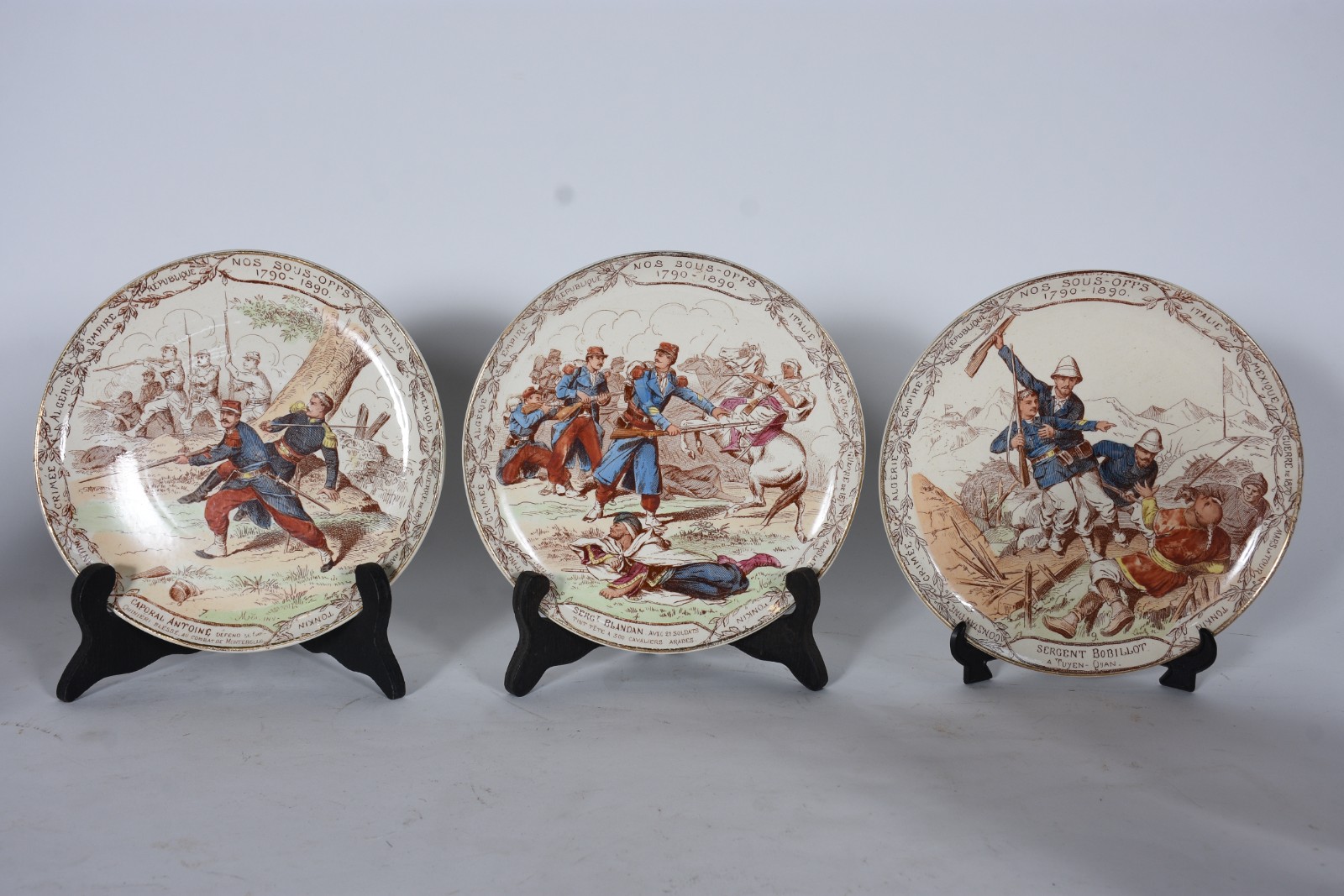Conjunto com 7 pratos de faiança europeia decorados com figuras de... - foto 2 de 4