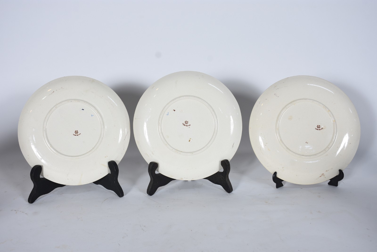 Conjunto com 7 pratos de faiança europeia decorados com figuras de... - foto 3 de 4