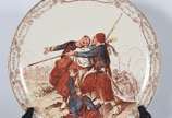 Conjunto com 7 pratos de faiança europeia decor... - Conjunto com 7 pratos de faiança europeia decorados com figuras de militares em cenas de diversas batalhas.