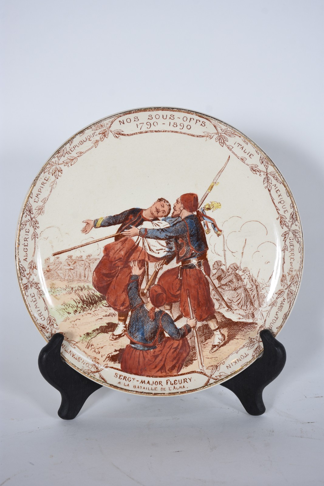 Conjunto com 7 pratos de faiança europeia decorados com figuras de... - foto 4 de 4
