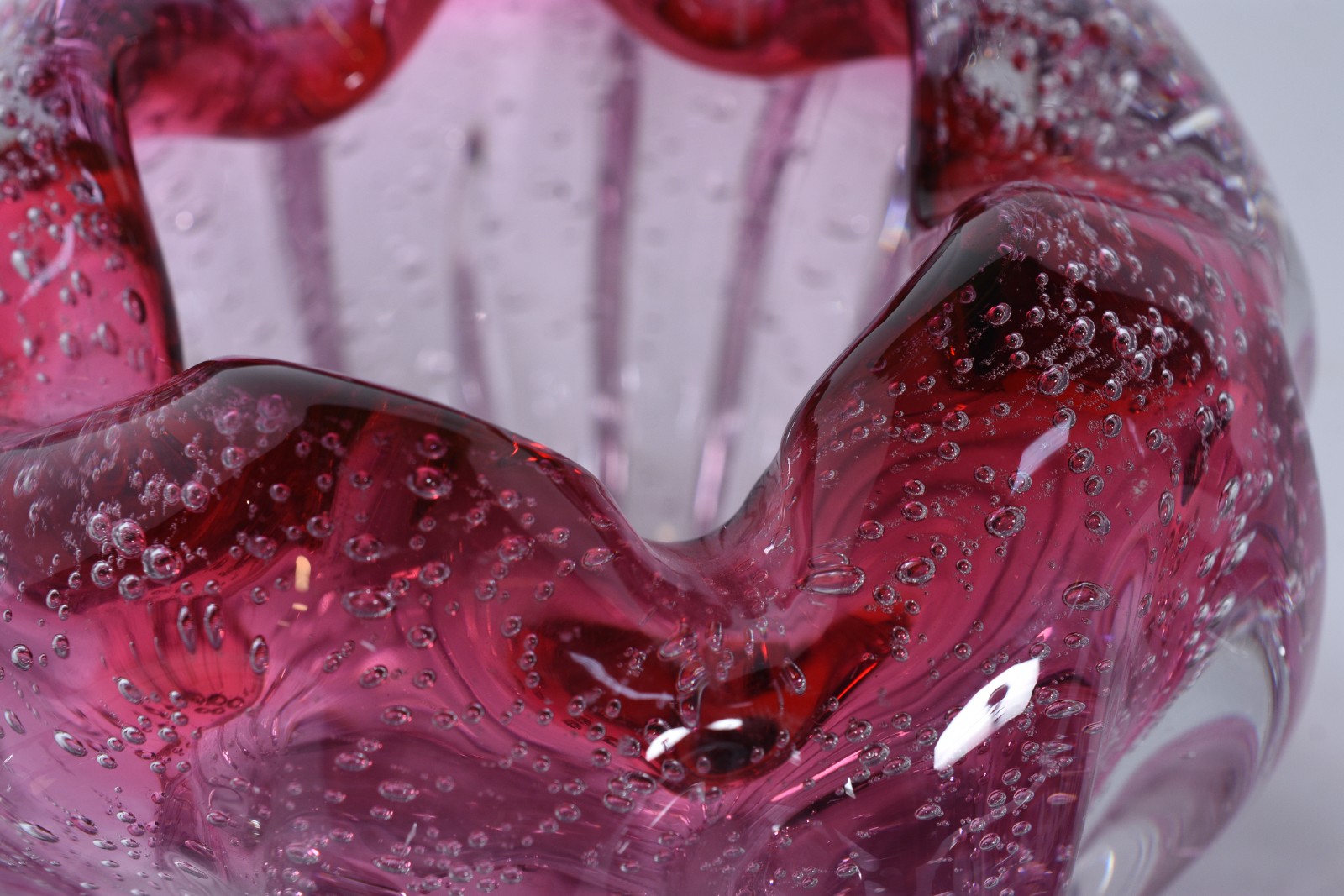 Três peças de vidro nas cores rosa e vinho, sendo dois cinzeiros e um... - foto 6 de 6