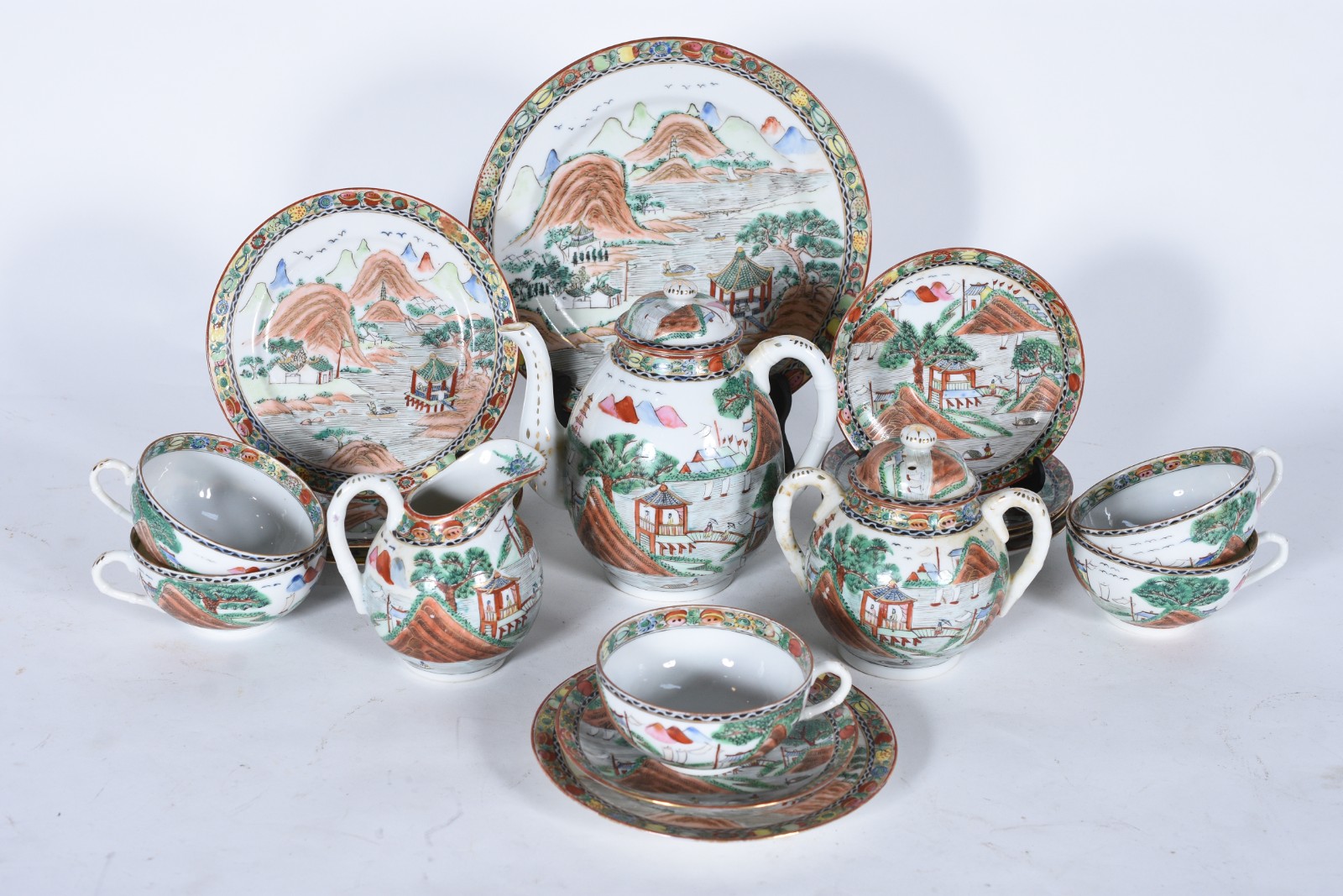 Serviço de porcelana oriental decorado com paisagem em policromia... - foto 1 de 7