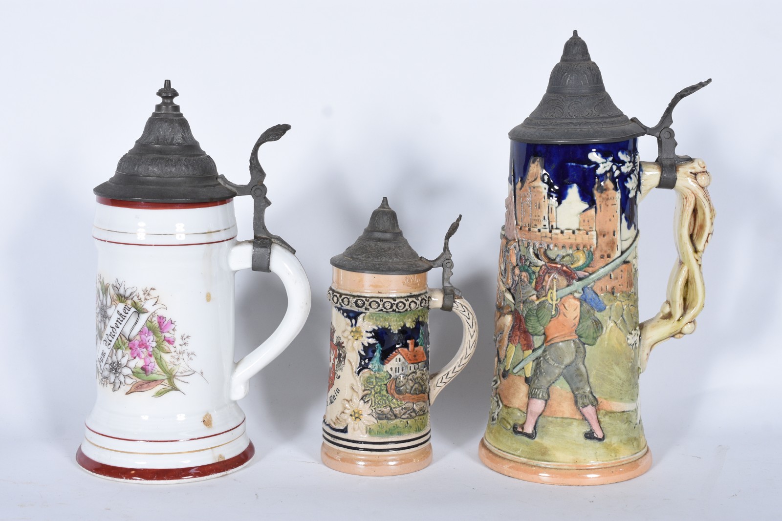 Três tankards diversos de cerâmica com tampas de estanho. - foto 1 de 8