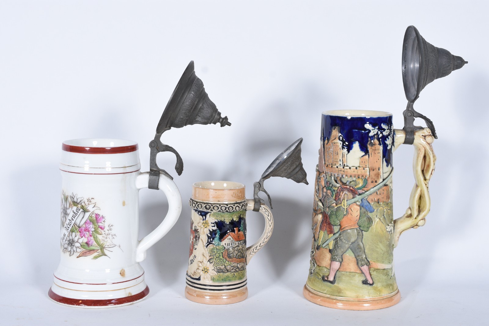 Três tankards diversos de cerâmica com tampas de estanho. - foto 2 de 8