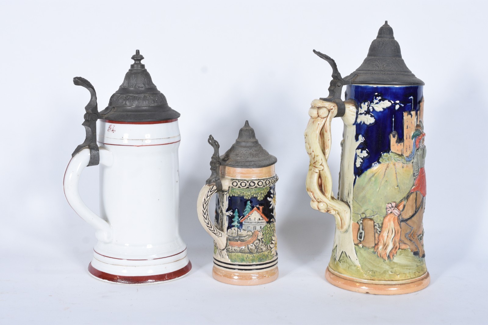Três tankards diversos de cerâmica com tampas de estanho. - foto 3 de 8