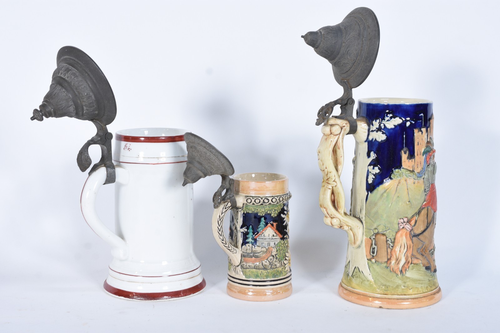 Três tankards diversos de cerâmica com tampas de estanho. - foto 4 de 8