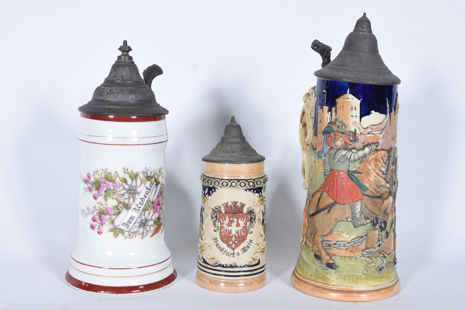 Três tankards diversos de cerâmica com tampas de estanho. - foto 5 de 8