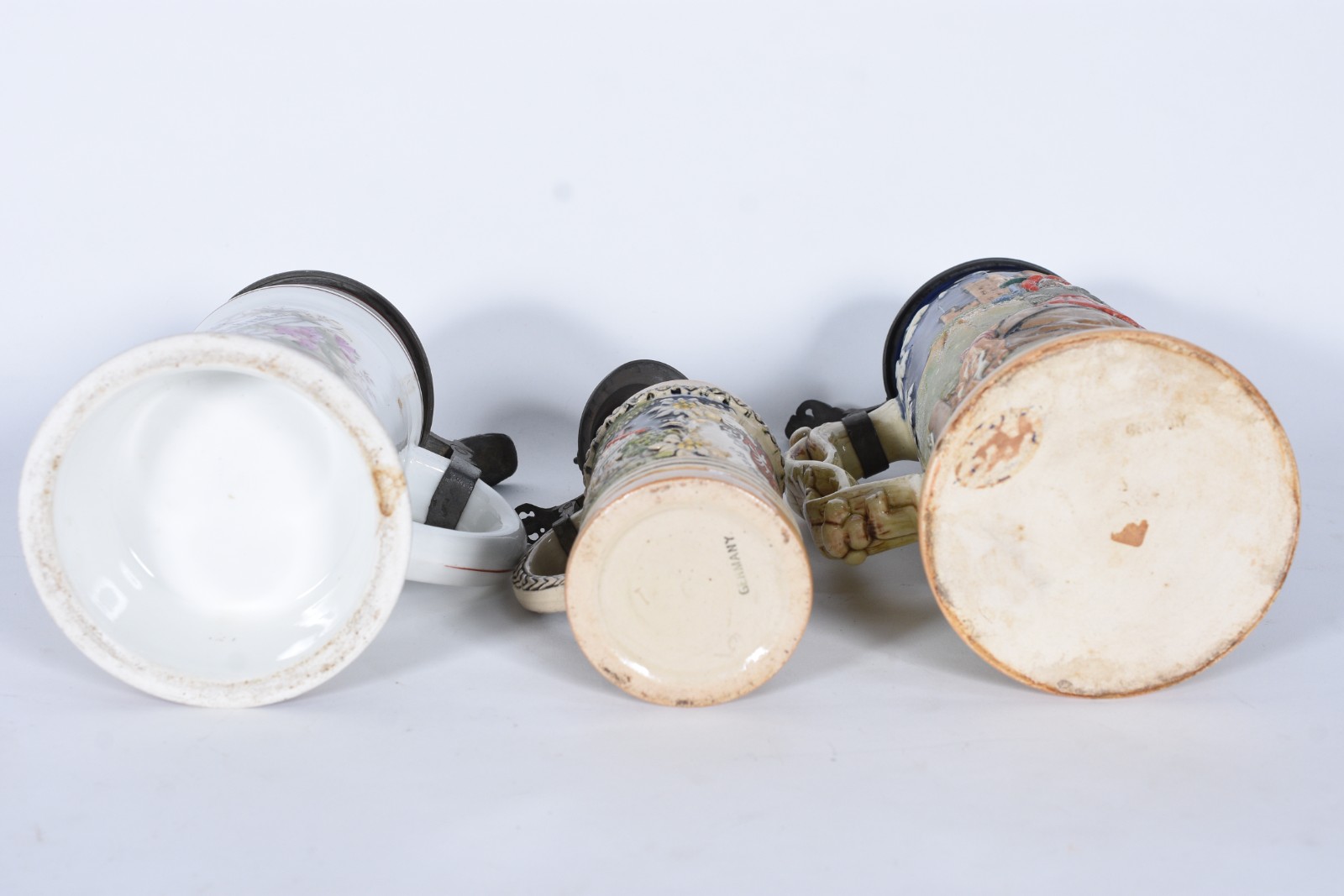 Três tankards diversos de cerâmica com tampas de estanho. - foto 6 de 8