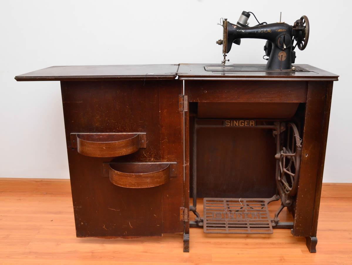 Maquina de costura Singer, com 4 gabinete de madeira. Med. 60 x 43 cm...
