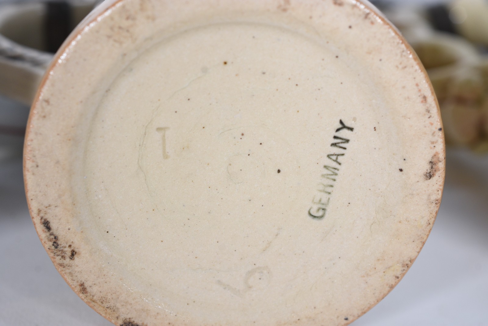 Três tankards diversos de cerâmica com tampas de estanho. - foto 8 de 8