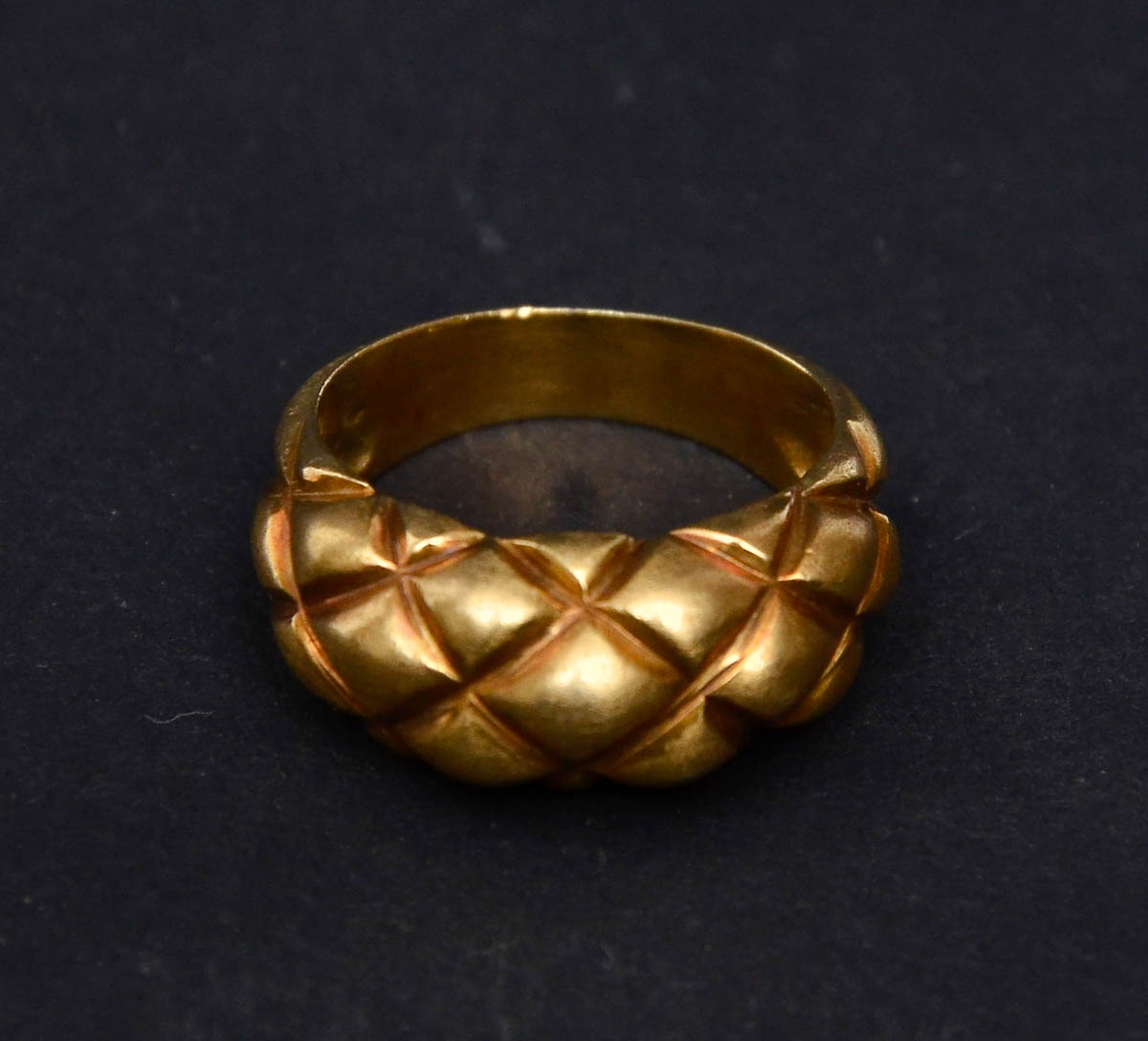 Anel de ouro amarelo 18 k, com trabalho em relevo na parte central...