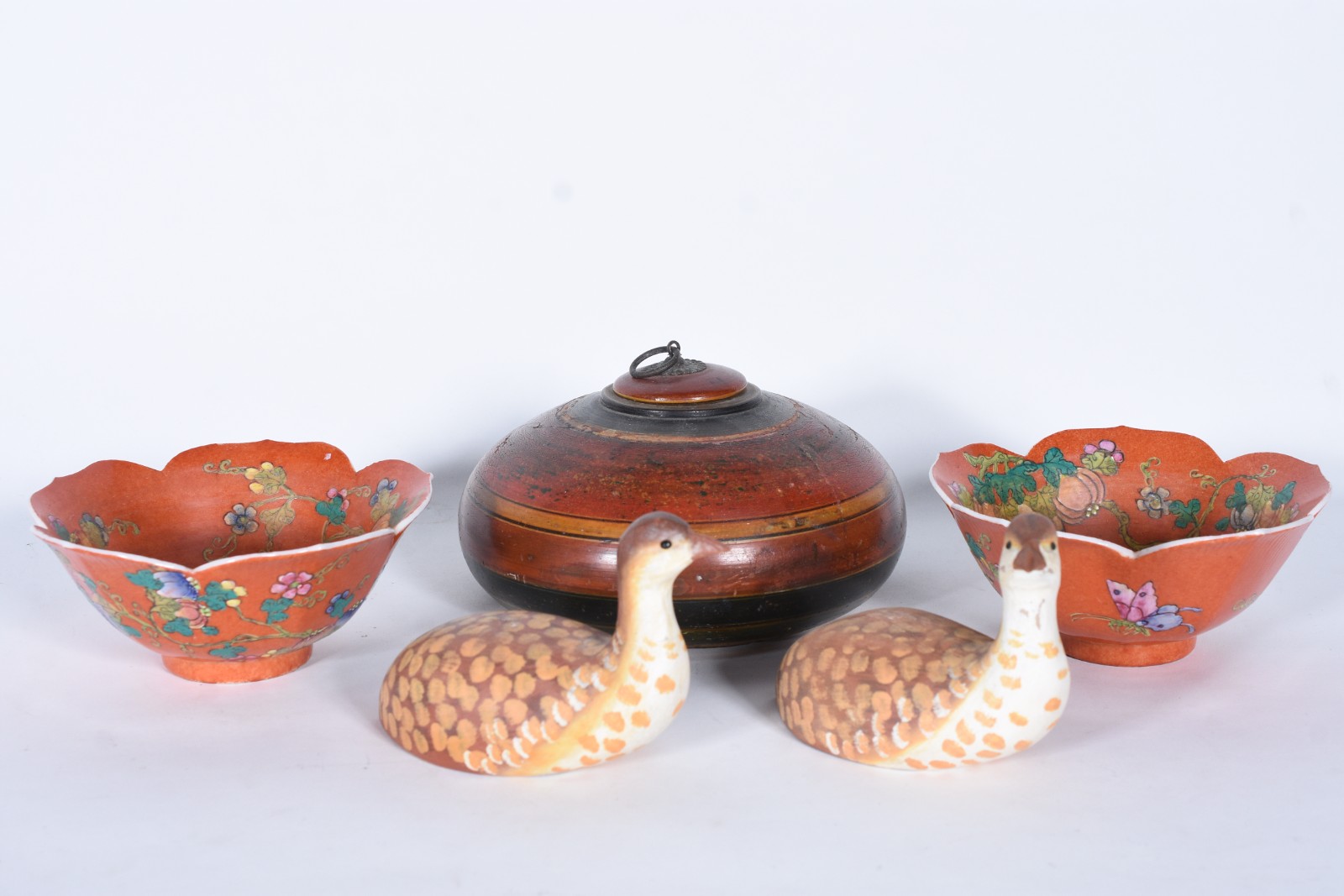 Cinco peças diversas, sendo: 2 bowls de porcelana na cor rouge de fer... - foto 2 de 9