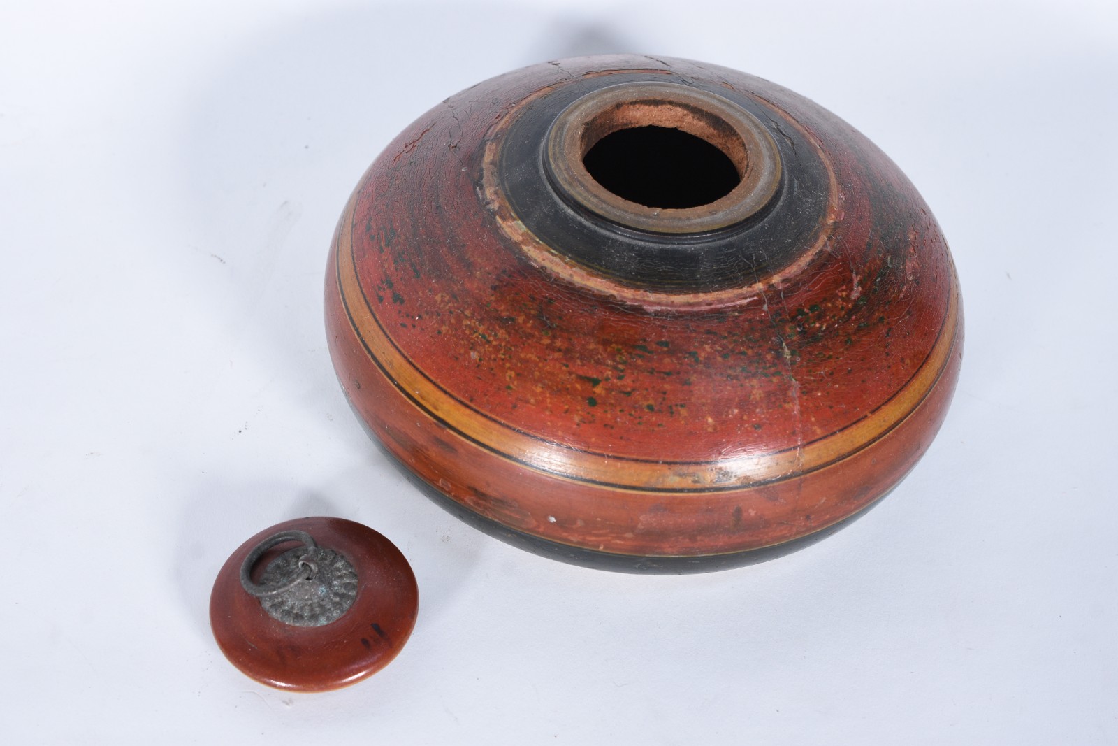 Cinco peças diversas, sendo: 2 bowls de porcelana na cor rouge de fer... - foto 3 de 9