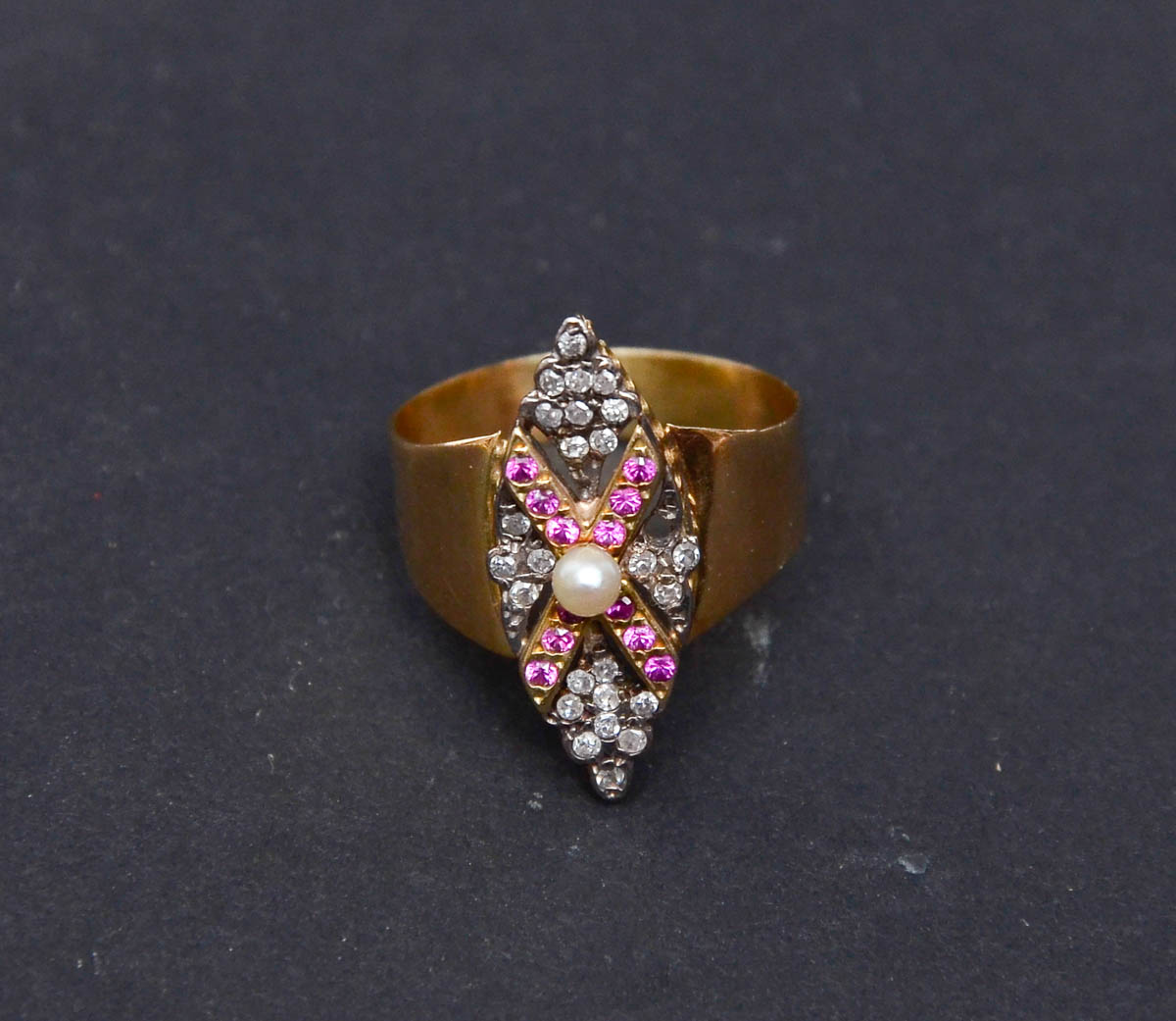 Anel de ouro amarelo 18 k, estilo navete com 25 brilhantes( faltando...