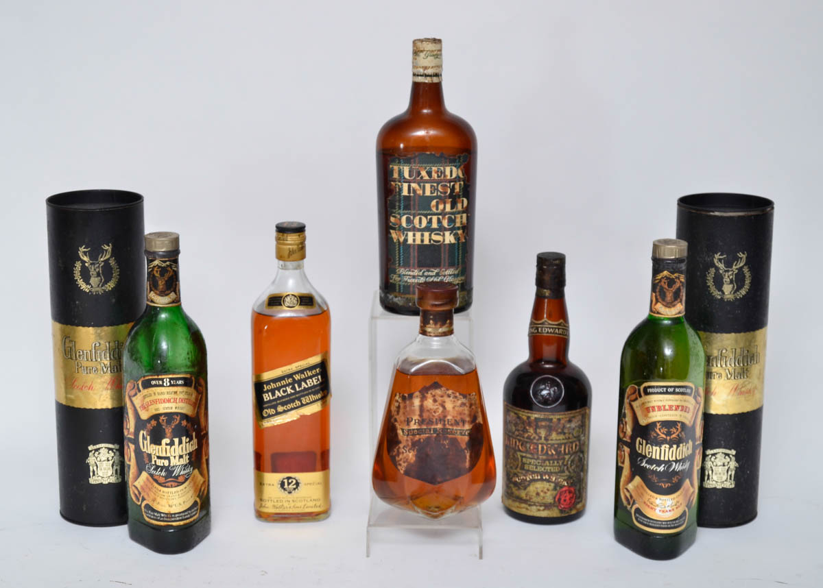 Seis garrafas de whisky diversos.