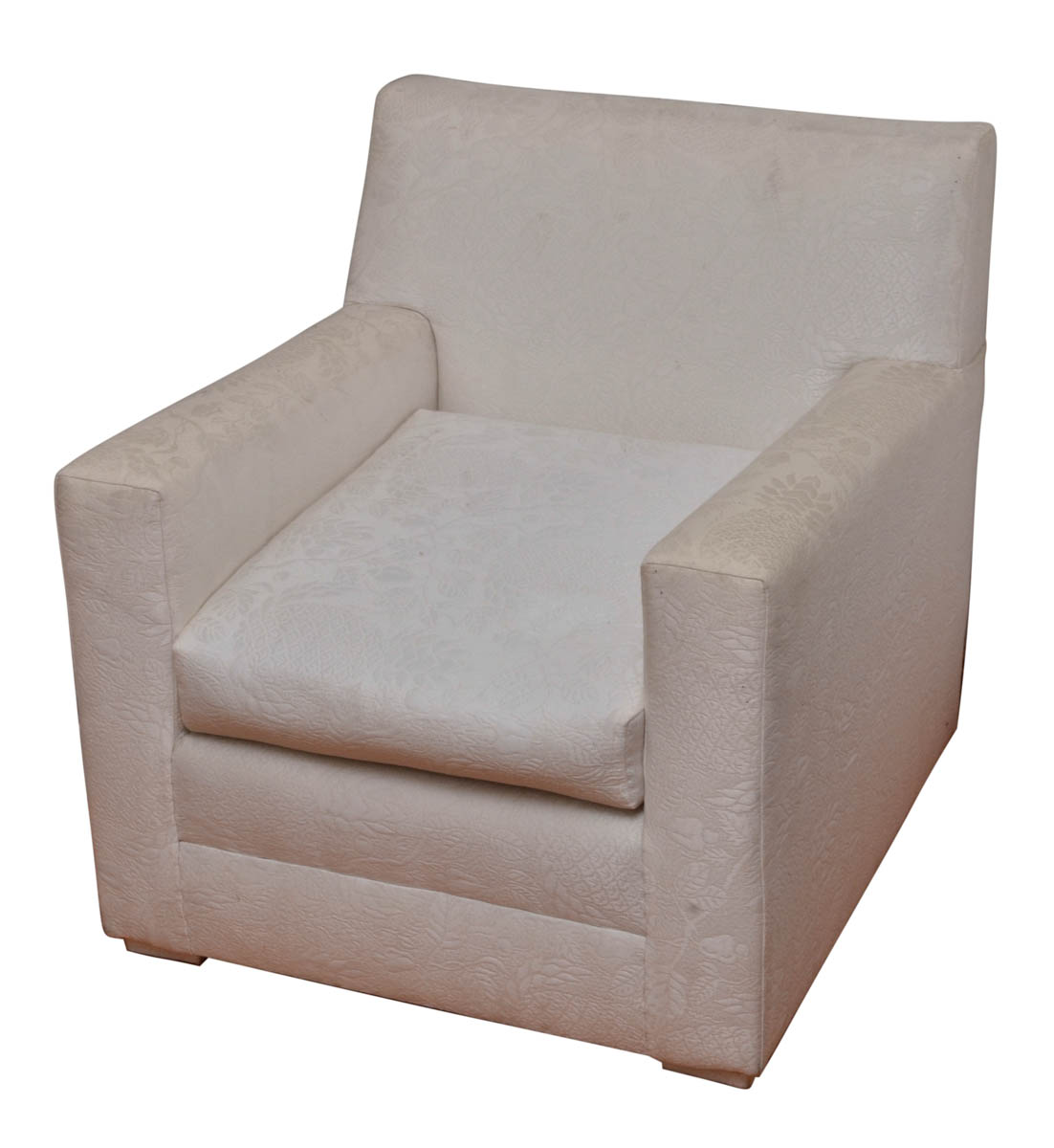 Poltrona estofada e forrada com tecido branco.