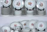 Limoges (1771),  - Aparelho de jantar de porcelana francesa composto de: 24 pratos rasos (2 com bicados), 16 pratos fundos, 13 para sobremesa (2 com bicados), 10 taças p