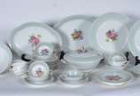 Limoges (1771),  - Aparelho de jantar de porcelana francesa composto de: 24 pratos rasos (2 com bicados), 16 pratos fundos, 13 para sobremesa (2 com bicados), 10 taças p