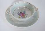 Limoges (1771),  - Aparelho de jantar de porcelana francesa composto de: 24 pratos rasos (2 com bicados), 16 pratos fundos, 13 para sobremesa (2 com bicados), 10 taças p
