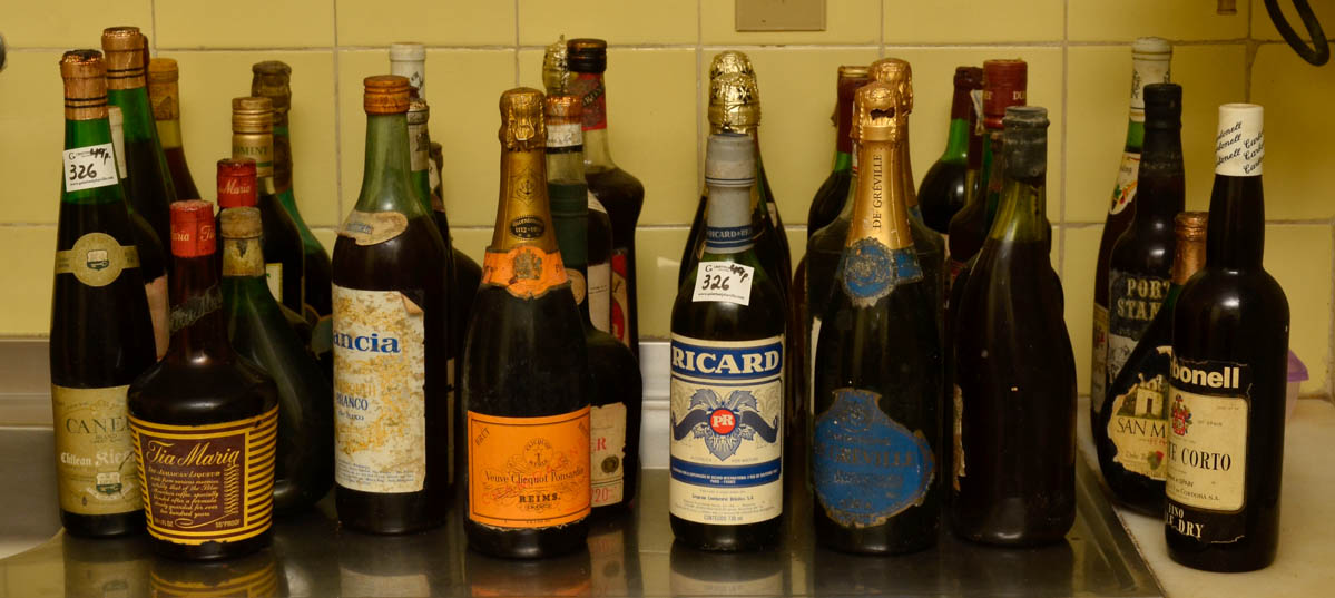 Lote com 49 bebidas diversas.