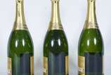 Três garrafas de espumante frances "Castel Gold... - Três garrafas de espumante frances "Castel Gold", brut, cuvée blanche, 1.500 ml.