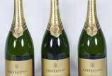 Três garrafas de espumante frances "Castel Gold... - Três garrafas de espumante frances "Castel Gold", brut, cuvée blanche, 1.500 ml.
