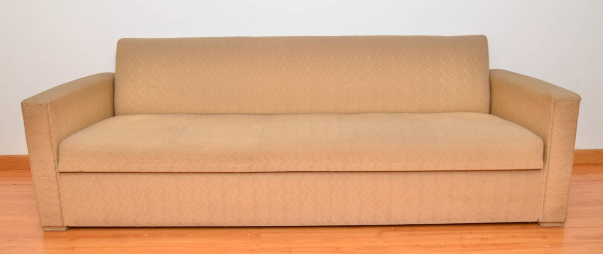 Sofá para 3 lugares estofado e forrado com tecido bege.