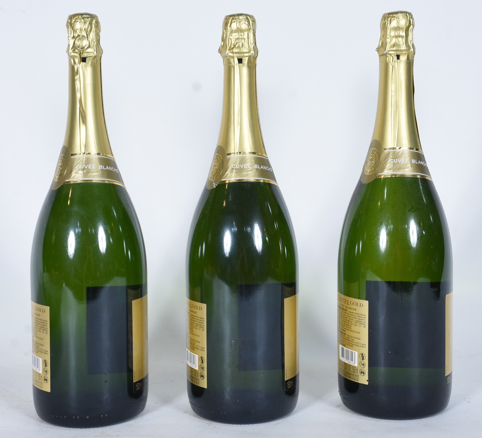 Três garrafas de espumante frances "Castel Gold", brut, cuvée... - foto 2 de 7