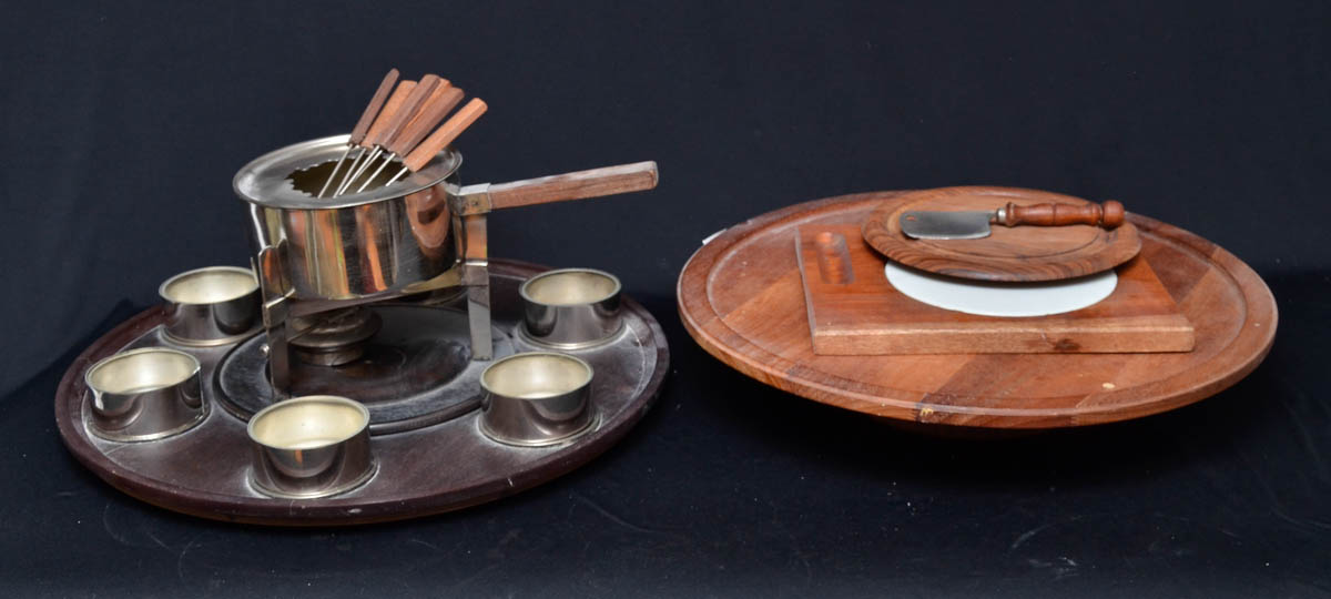 Diversas peças, sendo: Aparelho para fondue de metal prateado com...