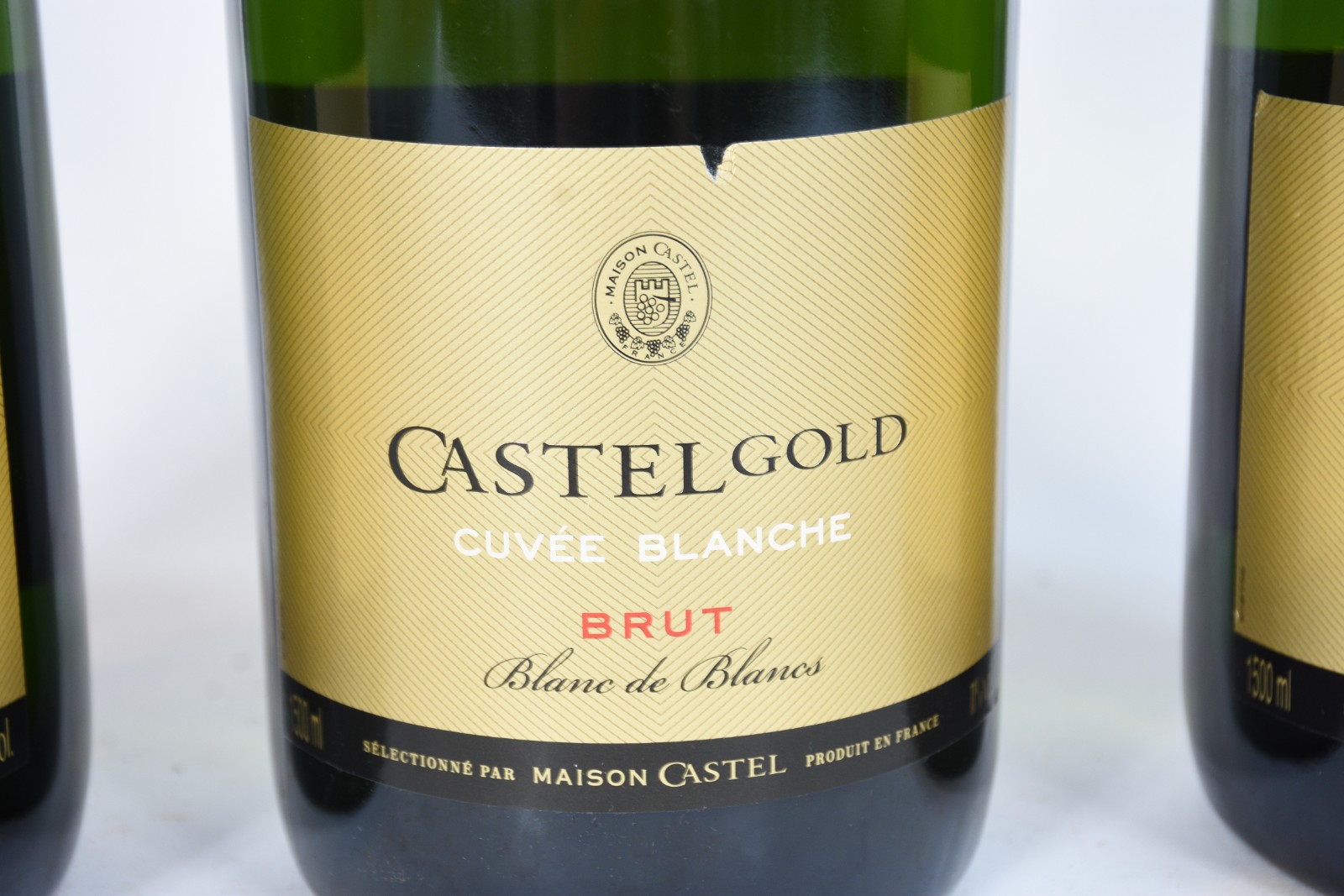 Três garrafas de espumante frances "Castel Gold", brut, cuvée... - foto 2 de 7