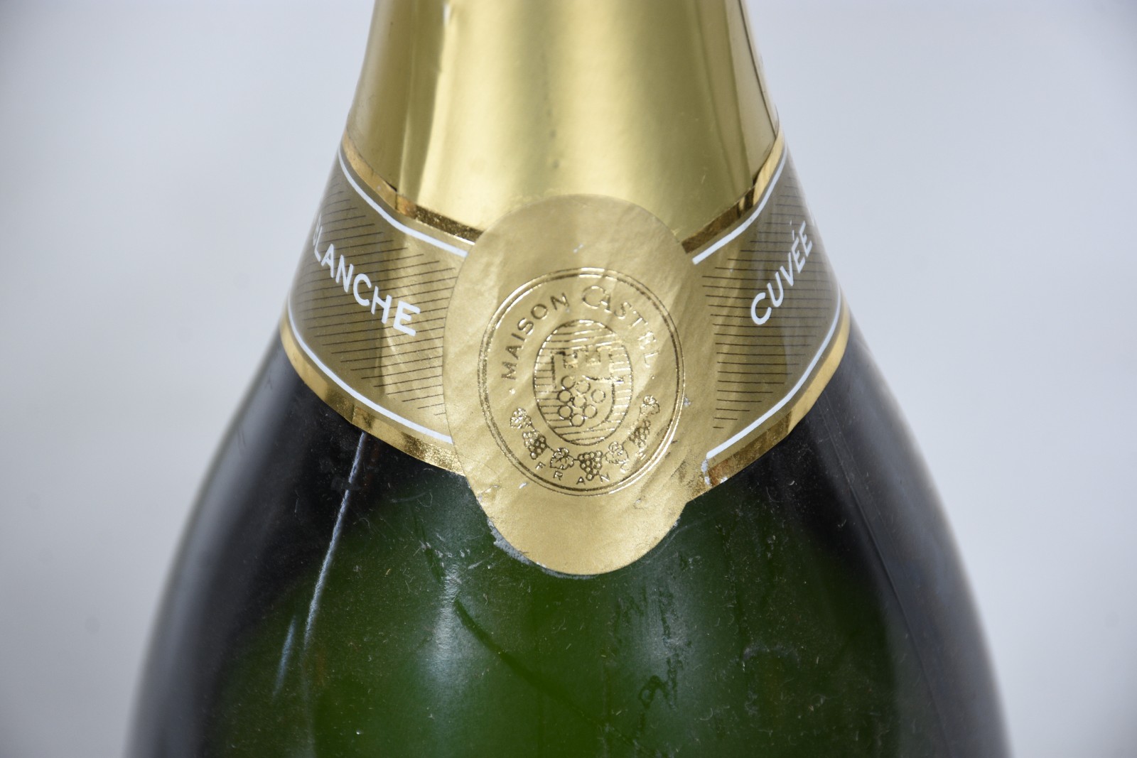 Três garrafas de espumante frances "Castel Gold", brut, cuvée... - foto 4 de 7