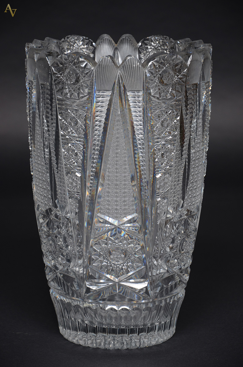 Vaso de cristal tcheco lapidado. Altura 30 cm.