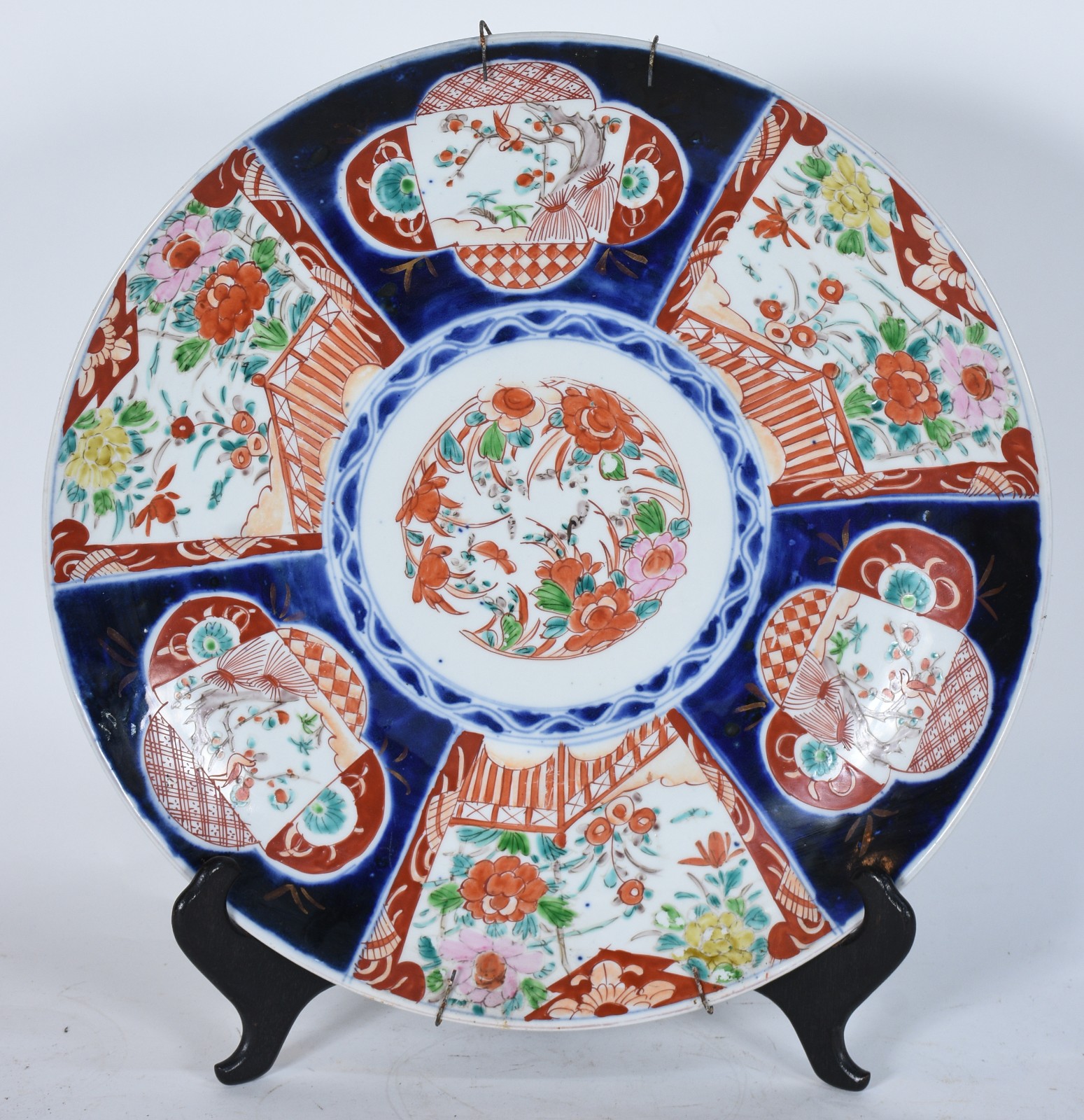 Medalhão de porcelana japonesa Imari, Século XIX. Parte posterior com... - foto 1 de 5