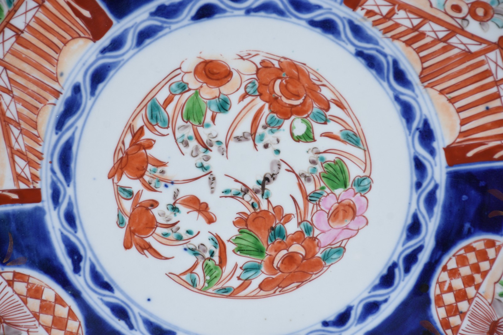 Medalhão de porcelana japonesa Imari, Século XIX. Parte posterior com... - foto 3 de 5