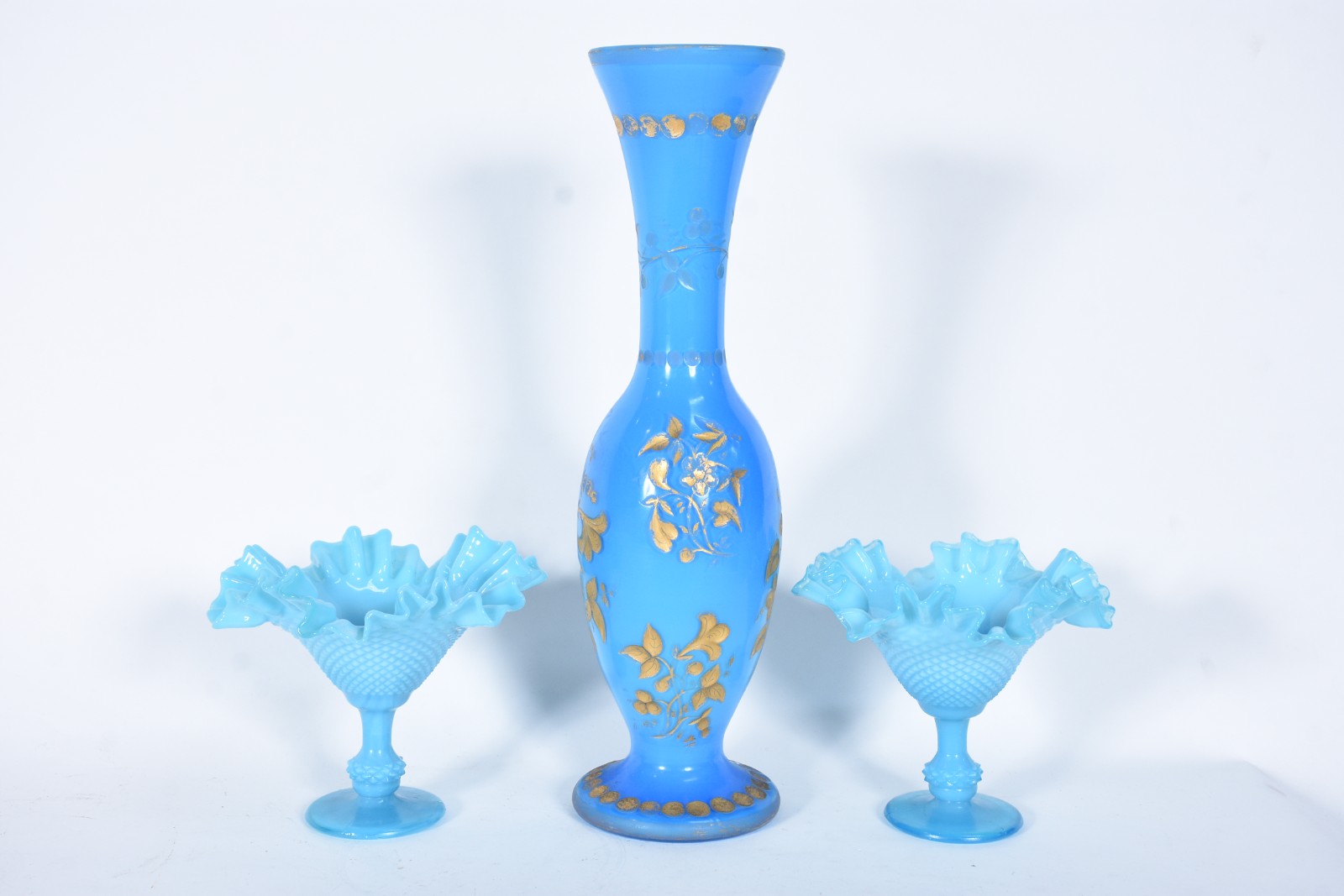 Três peças de opalina azul, sendo: vaso alto feitio bojudo com flores... - foto 1 de 9