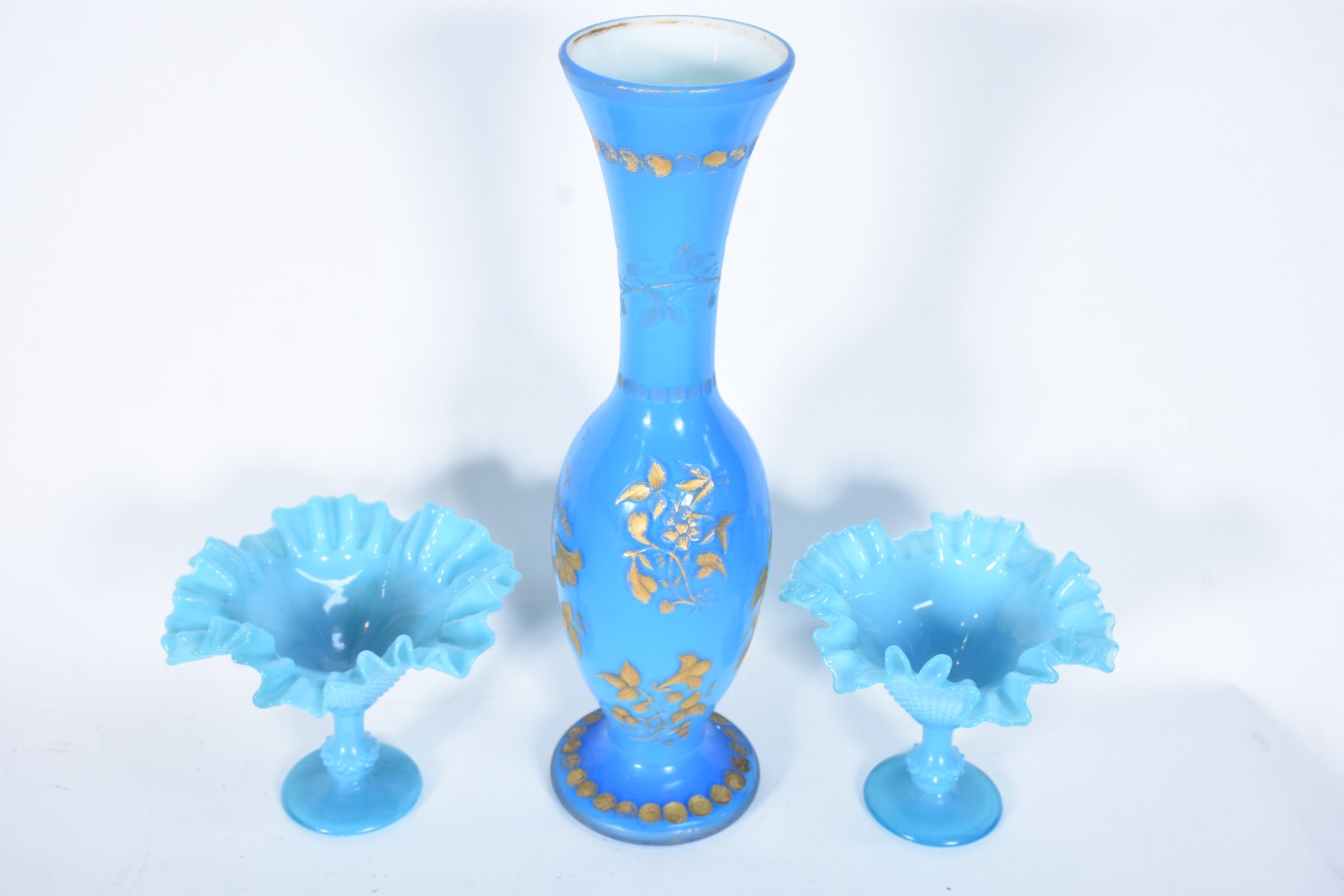 Três peças de opalina azul, sendo: vaso alto feitio bojudo com flores... - foto 2 de 9
