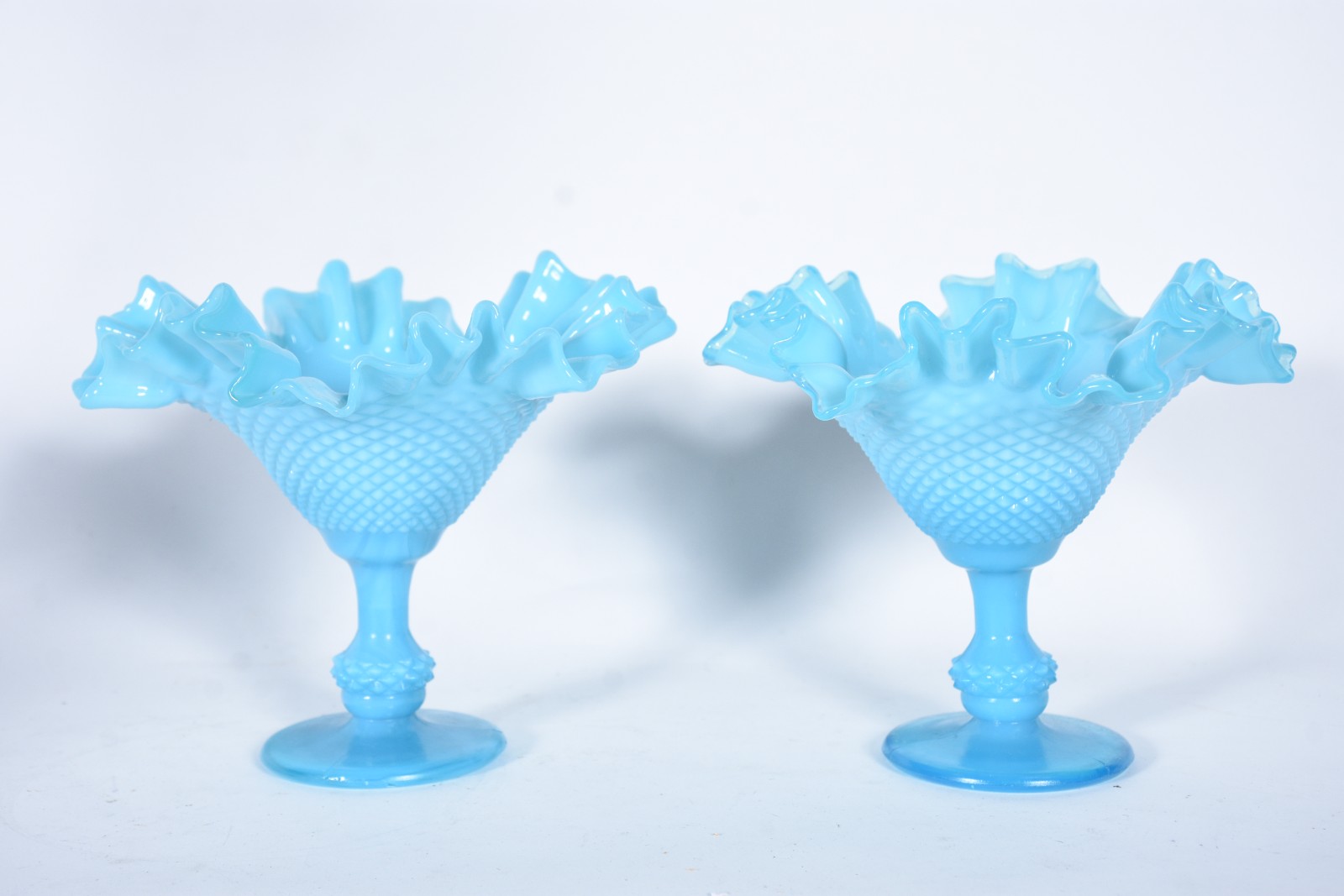 Três peças de opalina azul, sendo: vaso alto feitio bojudo com flores... - foto 3 de 9