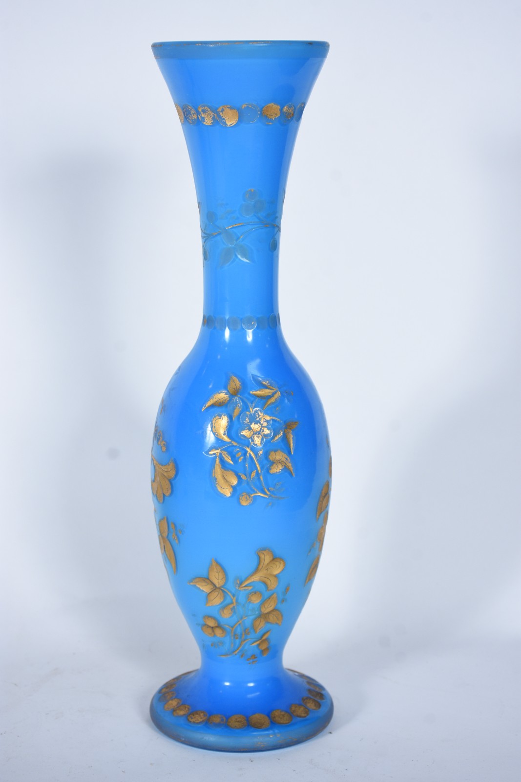 Três peças de opalina azul, sendo: vaso alto feitio bojudo com flores... - foto 4 de 9